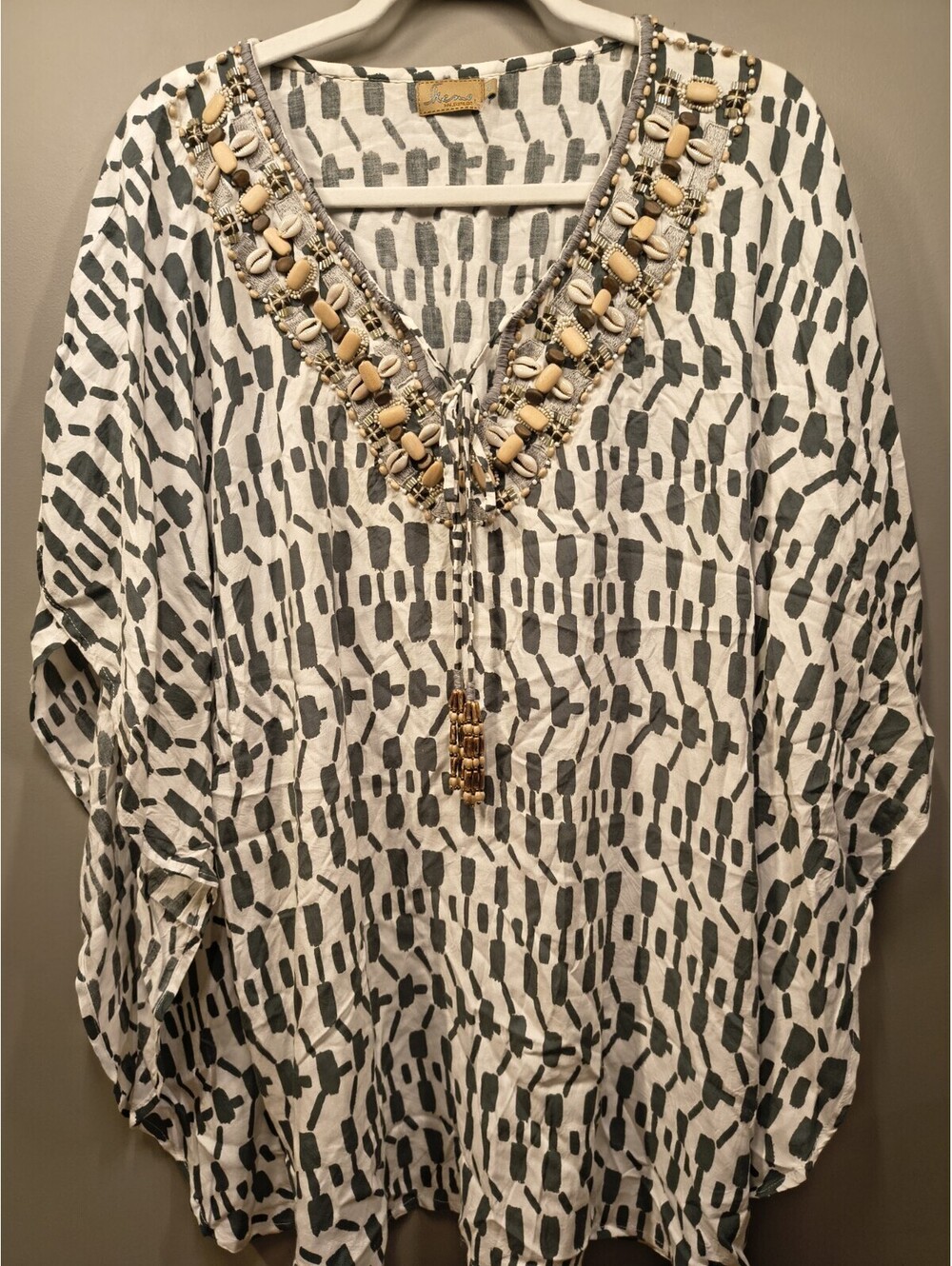 Skemo Women's White And Black Seashell Accents Flowy Top Size XS Boho Beachy